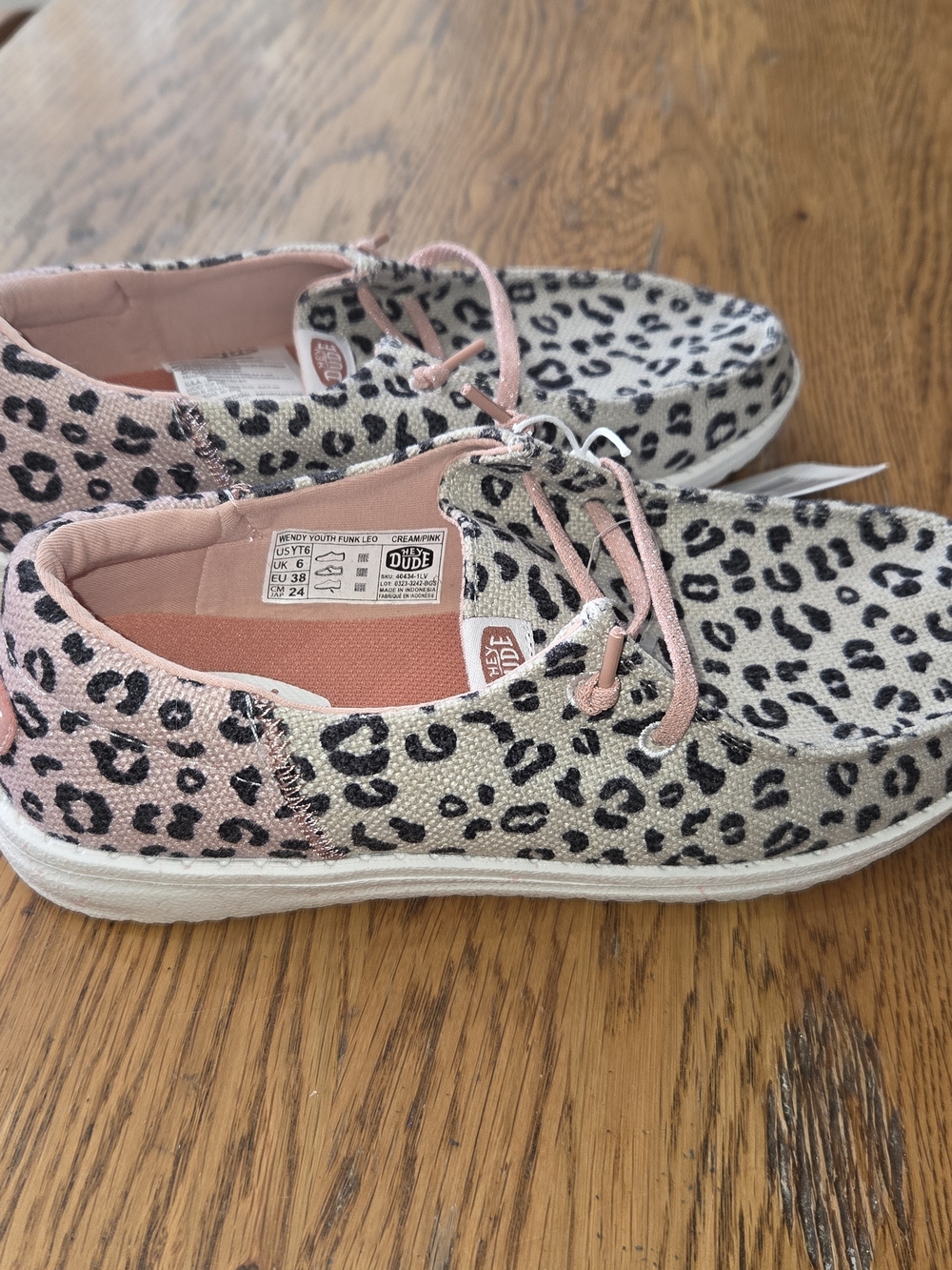 NWT Hey Dude Kids Sz 6 Youth Leopard Print Loafers in Pink and Black.